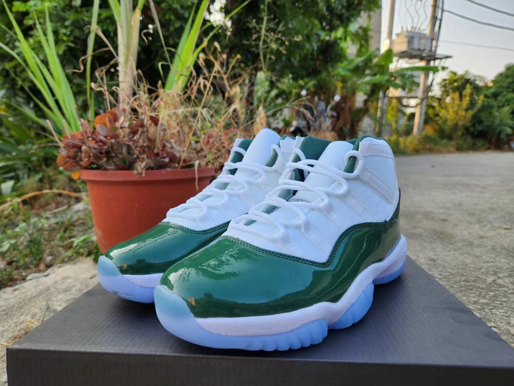 JORDAN 11 Green and White