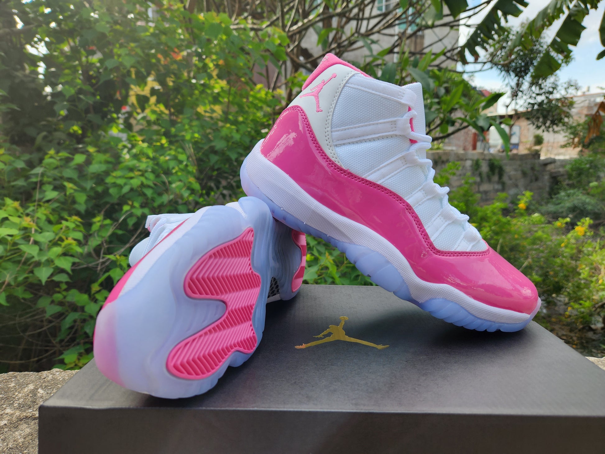 JORDAN 11 Valentine's Day