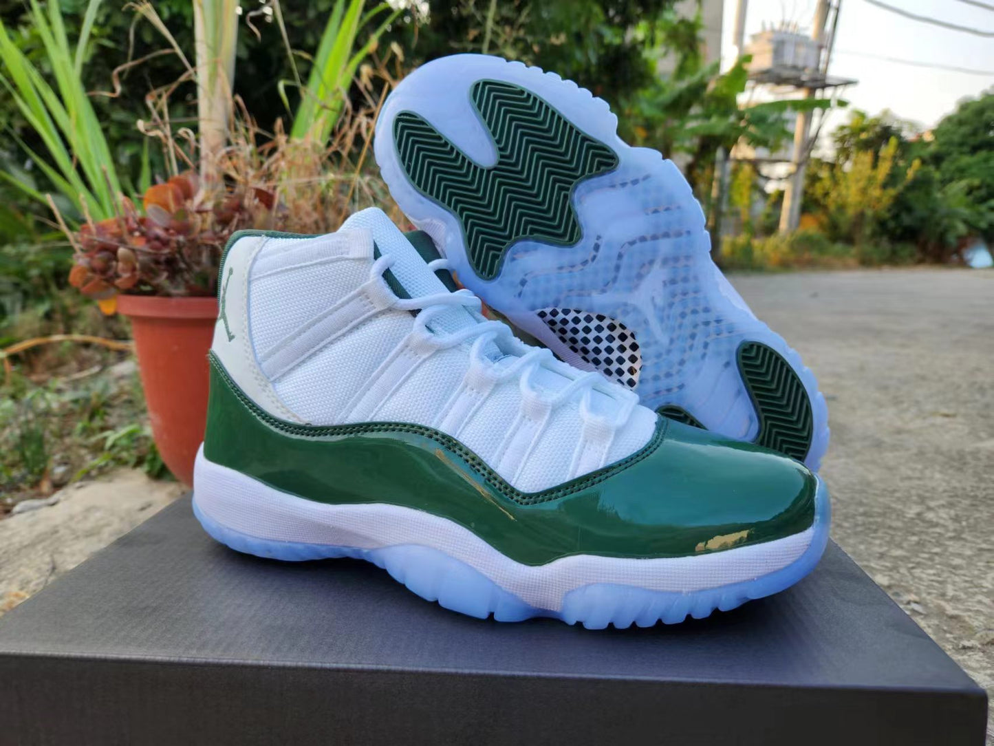 JORDAN 11 Green and White