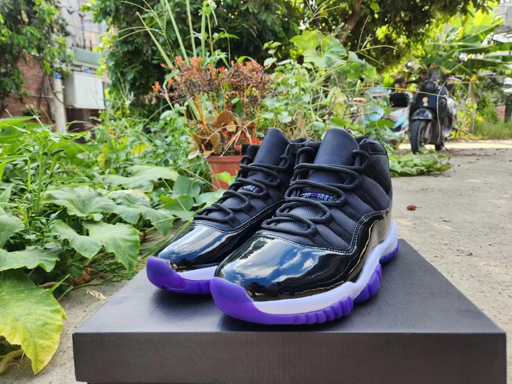 JORDAN 11 Black and Purple