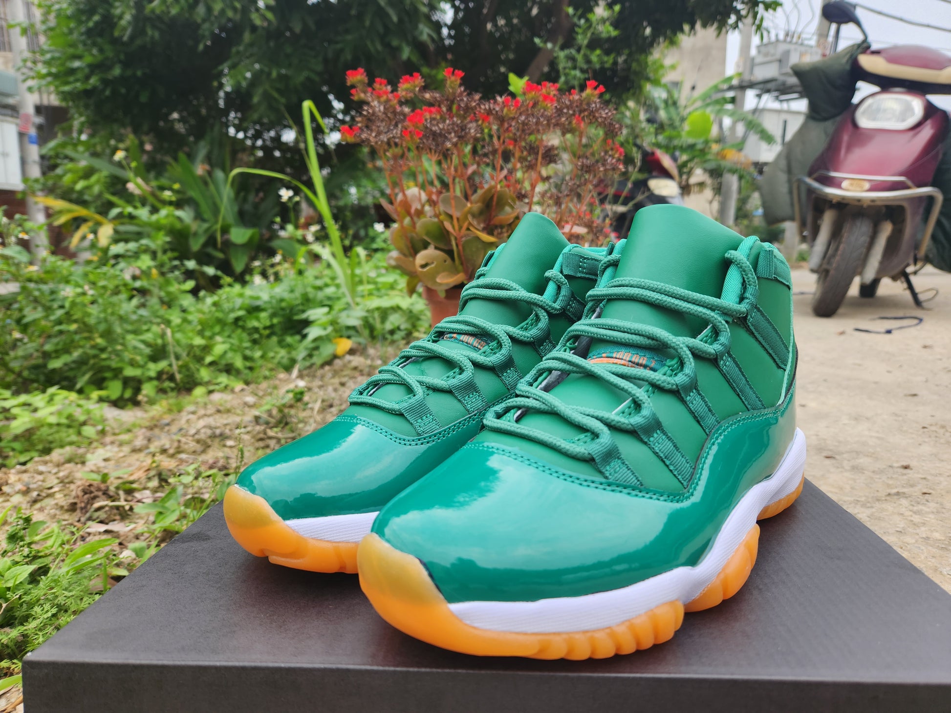 JORDAN 11 Green and Orange