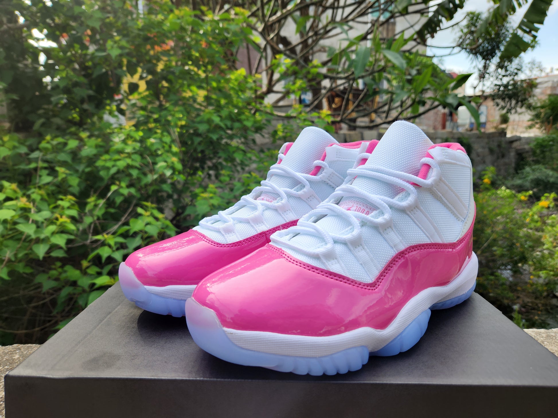 JORDAN 11 Valentine's Day