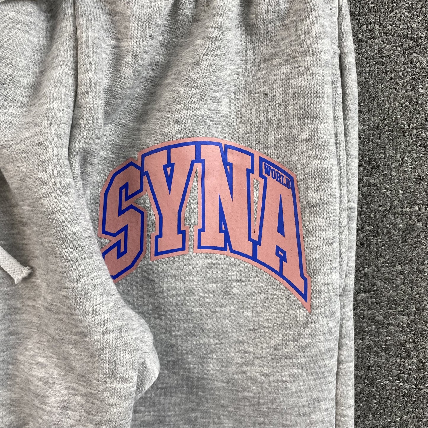 SYNA WORLD COLLEGE SWEATPANTS GREY