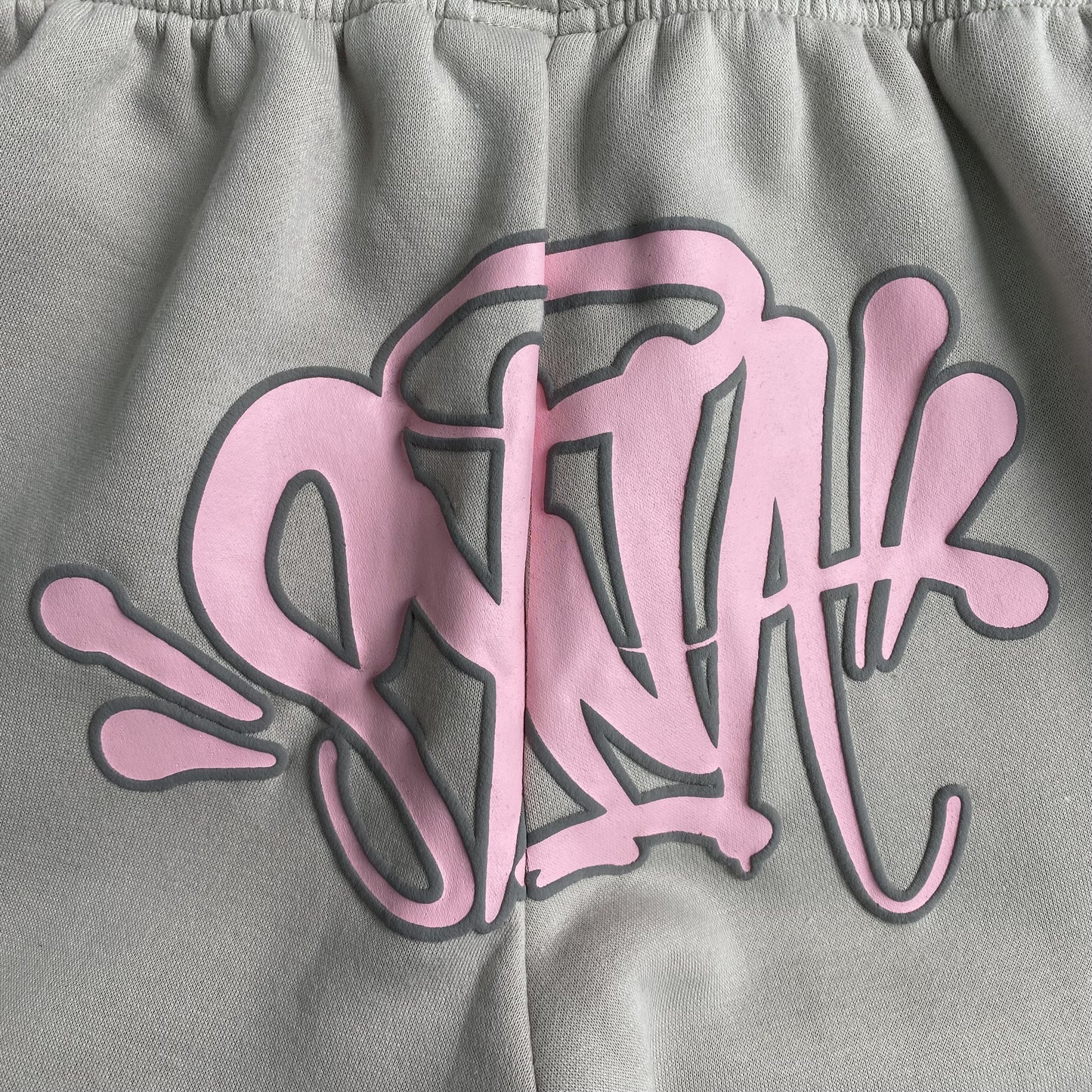 SYNA WORLD SYNA LOGO SWEATPANTS GREY PINK