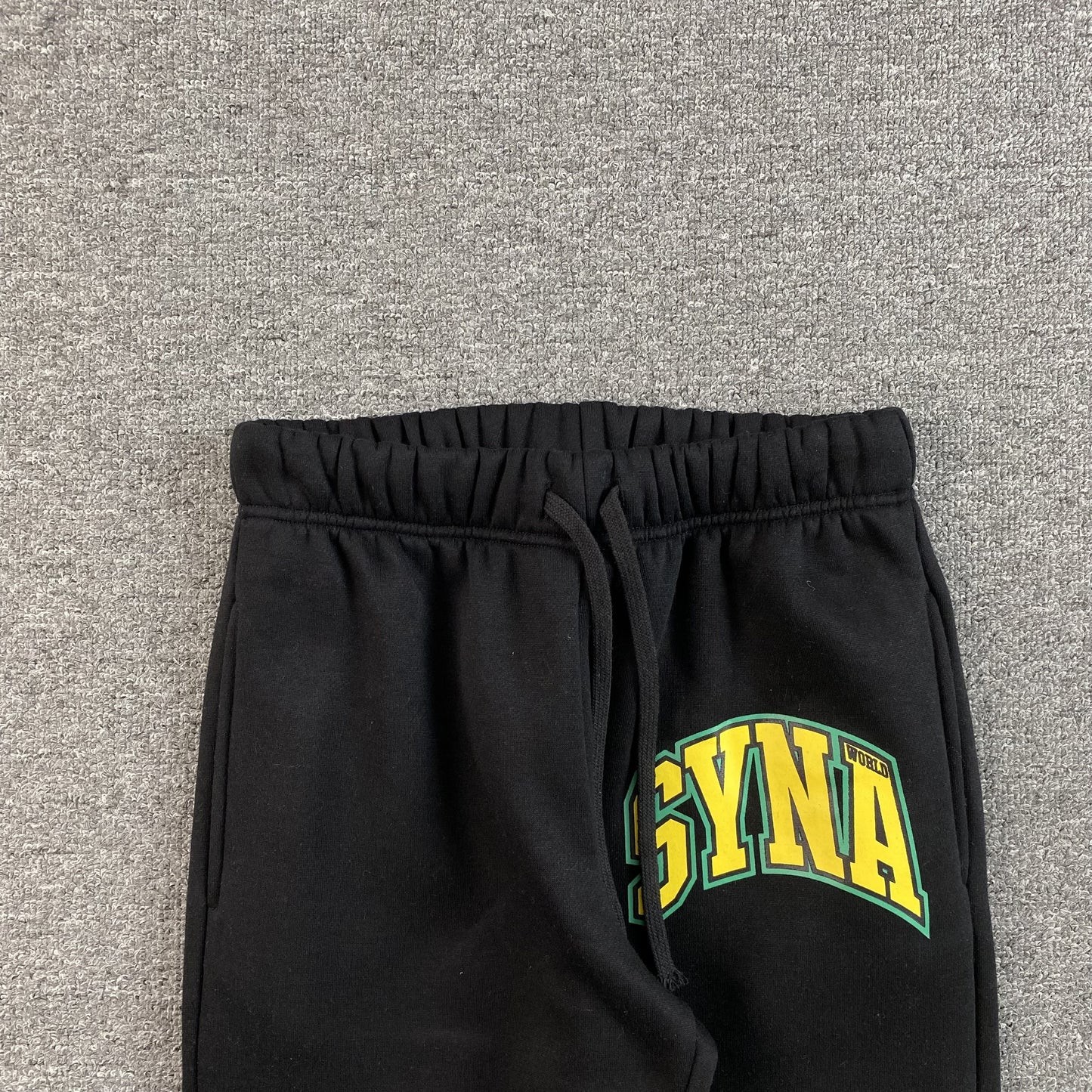 SYNA WORLD COLLEGE SWEATPANTS BLACK