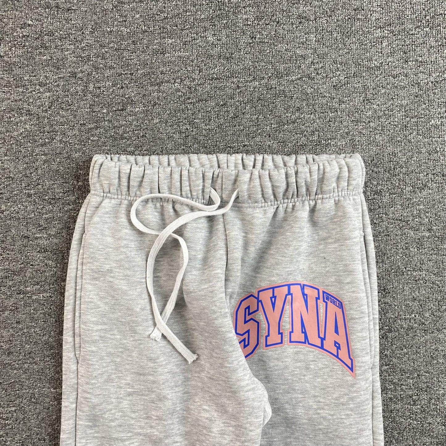 SYNA WORLD COLLEGE SWEATPANTS GREY