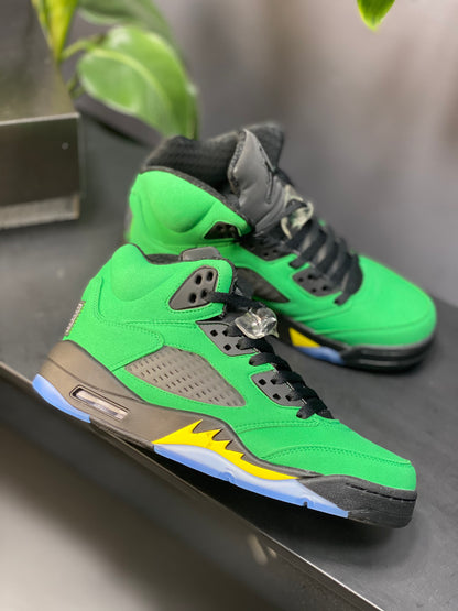 University of Oregon collaboration, Premium suede upper, Oregon green and yellow colorway, School logo on tongue, "O" emblem on heel, Classic silhouette, Supportive mid-top construction, Visible Air cushioning, Limited edition, Statement-making sneakers.