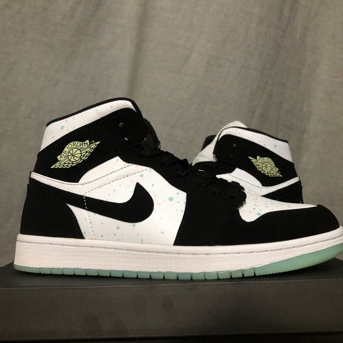 JORDAN 1 MID x BLACK MINT DOTS - Prime Reps