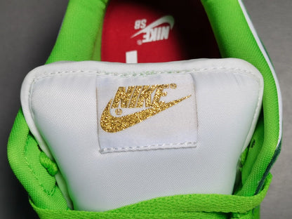 NIKE SB DUNK x SUPREME STARS MEAN GREEN - Prime Reps