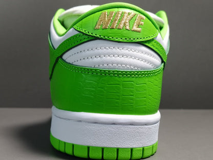 NIKE SB DUNK x SUPREME STARS MEAN GREEN - Prime Reps