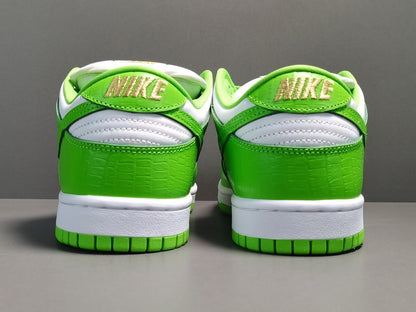 NIKE SB DUNK x SUPREME STARS MEAN GREEN - Prime Reps